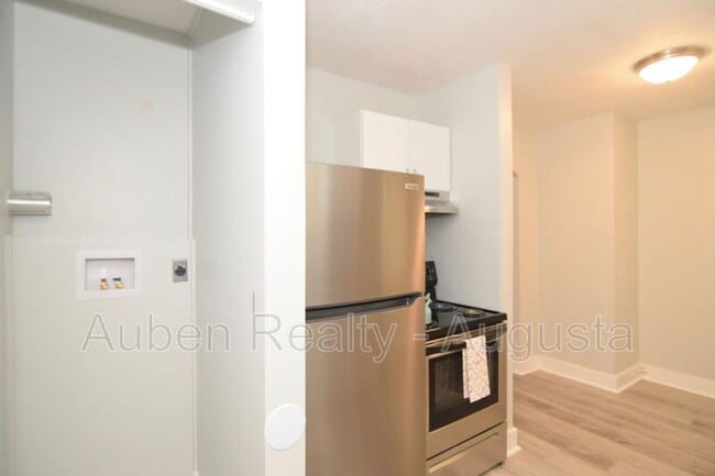 Building Photo - 1549 Heath St