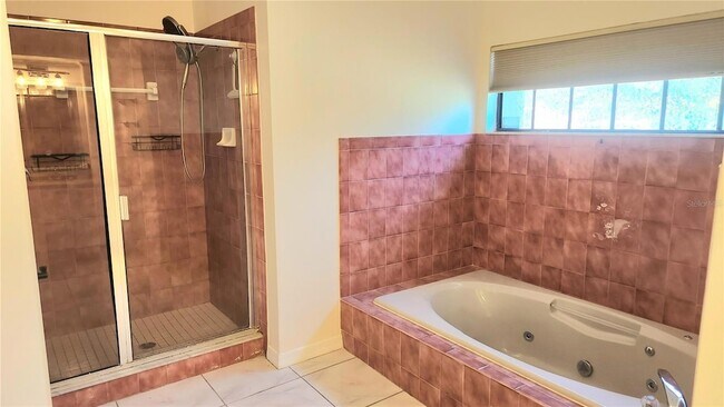 Building Photo - 3037 Crest Dr