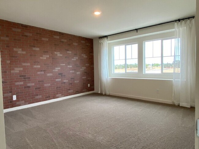 Building Photo - 2023 model home in solar community!