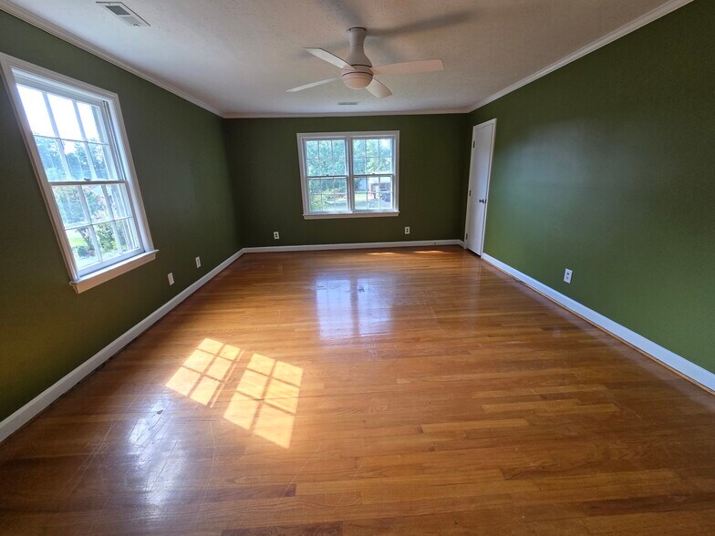 Building Photo - 205 Pinewood Dr