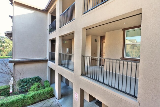 Building Photo - Beautiful Condo in Gated Community for Rent!