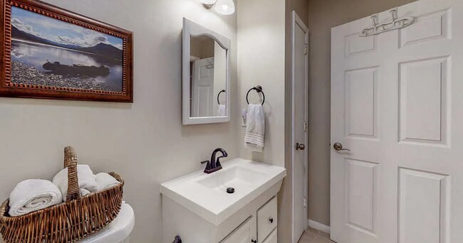 Building Photo - Available early Jan! 3bd/2bth w/fenced yard