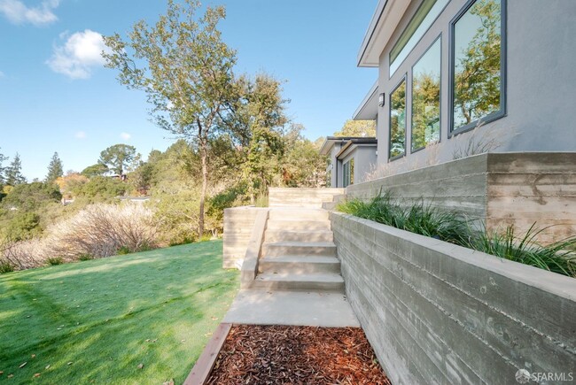 Building Photo - 81 Estates Dr