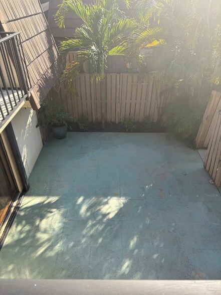 Building Photo - 607 6th Ct