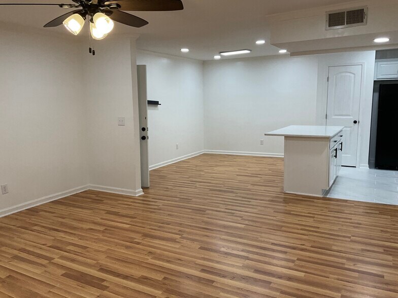 Building Photo - 1010 Woodland Vlg