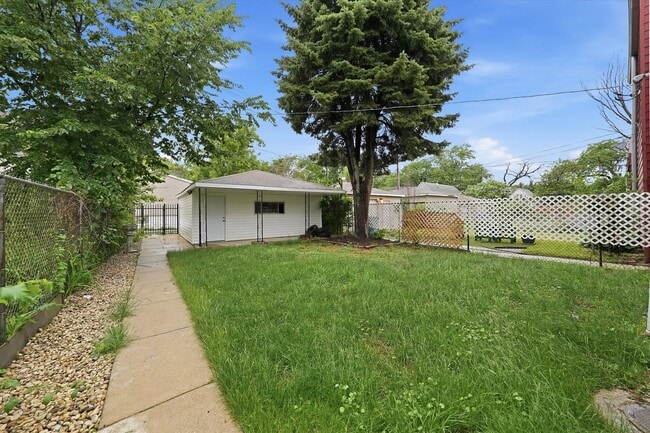 Building Photo - 7152 S Racine Ave