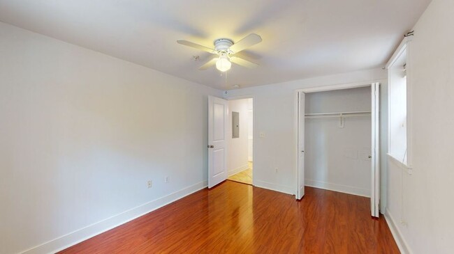 Building Photo - Spacious One Bedroom Condo!