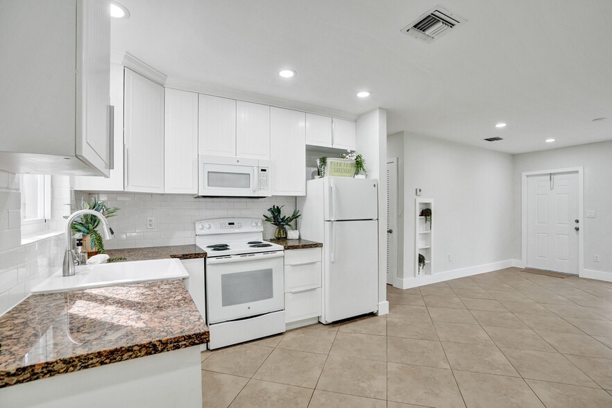 Building Photo - 3033 NE 20th Ter