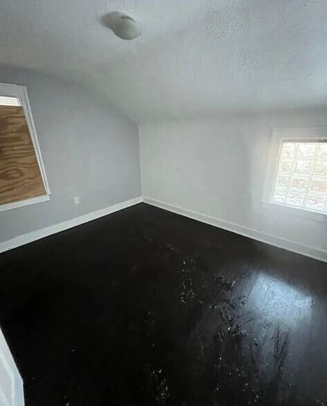 Building Photo - 5520 Haverhill St