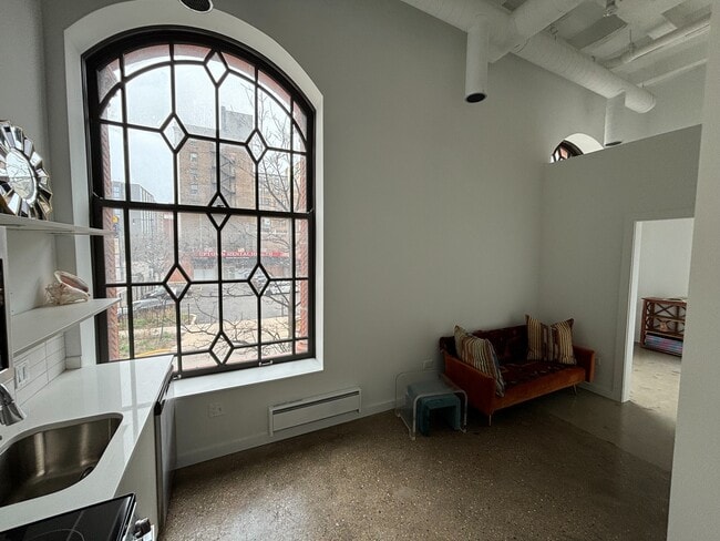 Building Photo - 1009 W Lawrence Ave