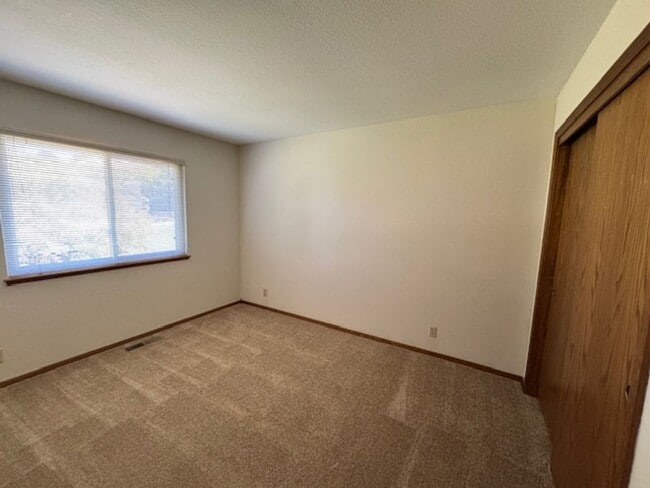 Building Photo - Spacious 4 bedroom, single level home in M...