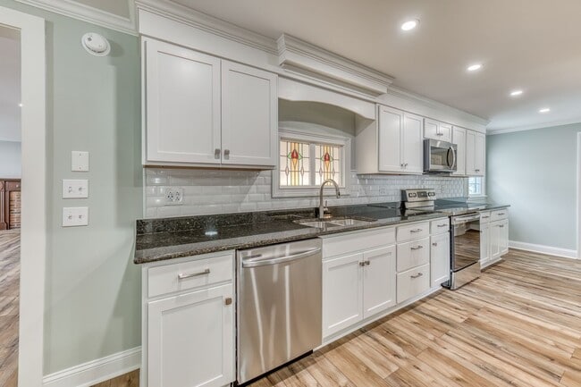 Building Photo - 5 Bedroom / 3.5 Bath Home Blountville, TN