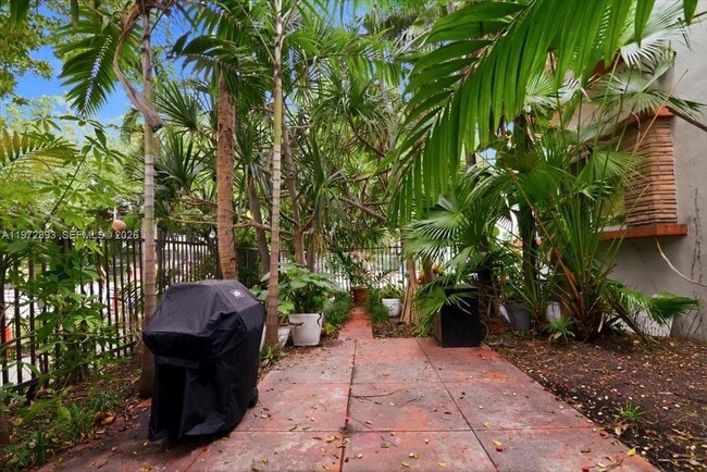 Building Photo - 736 12th St