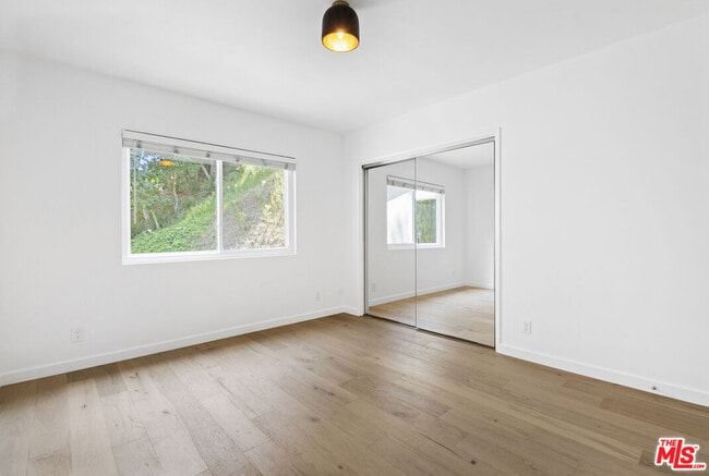 Building Photo - 3101 Beachwood Dr