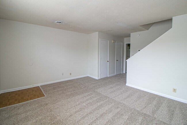 Building Photo - 814-E Golfview Place