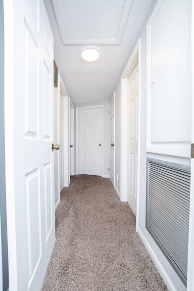 Building Photo - 2233 La Valle Dr