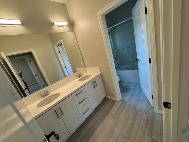 Building Photo - Charming 3-bedroom 2.5 bath nestled inside...
