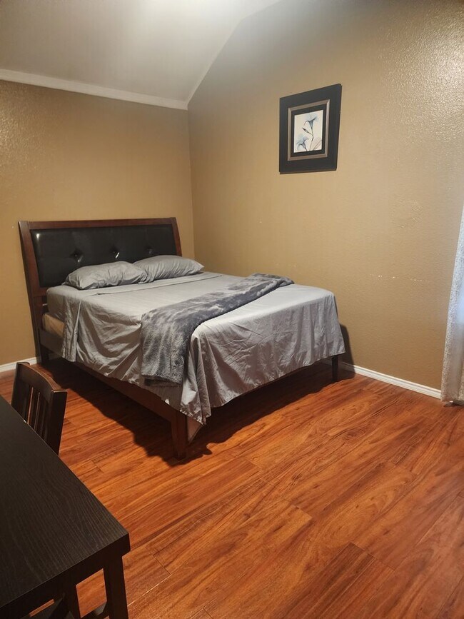 Building Photo - Move In Ready