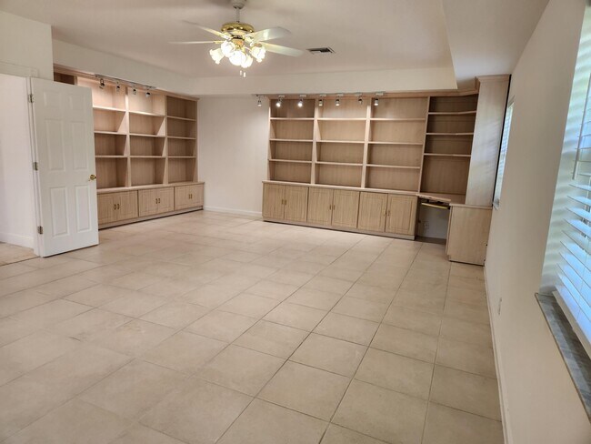 Building Photo - 17885 Fieldbrook Cir E