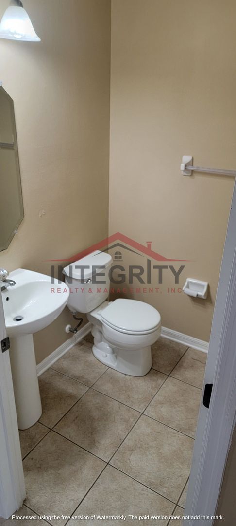 Building Photo - 3 bed/2.5 bath in Brighton Park
