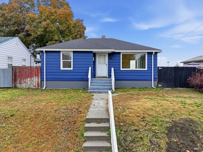 Primary Photo - Charming 4 Bed, 2 Bath w/ Garage! *HOLIDAY SPECIAL: $1,000 OFF!*