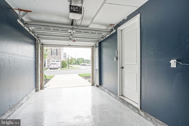 Building Photo - 1048 Regency Pl