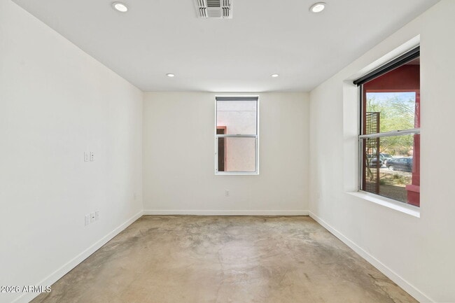 Building Photo - 1337 E Polk St