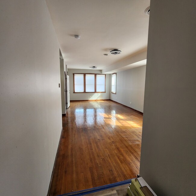 Building Photo - Section 8 Welcome Spacious 3 Bedroom, 2 Fu...