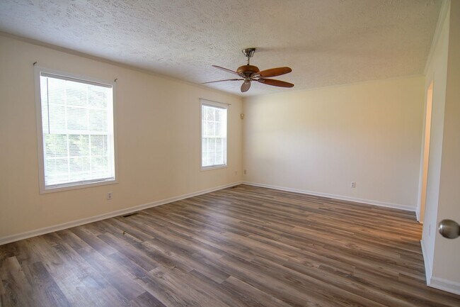 Building Photo - Private home on large lot!