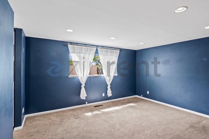 Building Photo - Unit