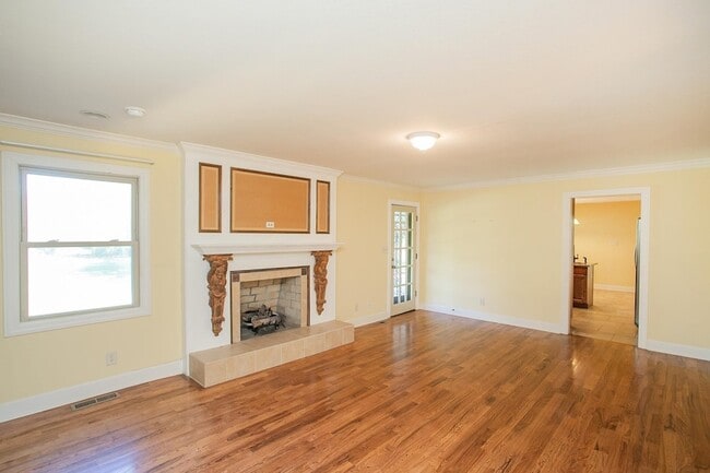 Building Photo - 2425 Mansker Dr