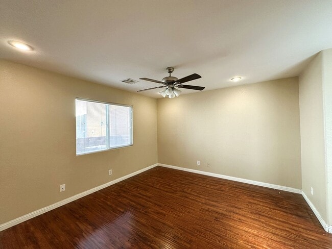 Building Photo - BEAUTIFUL 2 STORY HOME WITH HARDWOOD FLOORING! 3 BED 2 BATH, MASTER BEDROOM HAS ITS OWN PRIVATE B...