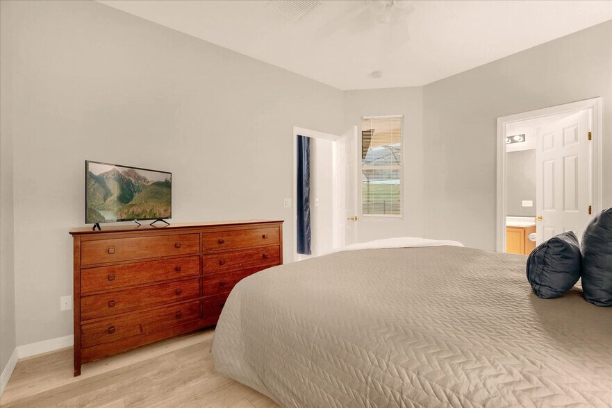 Building Photo - 337 Orista Dr