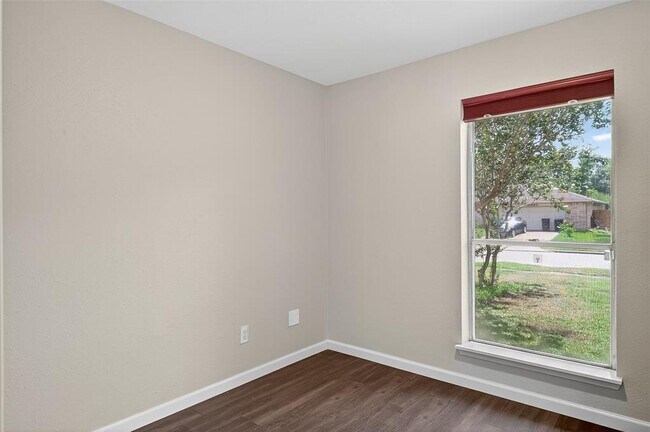 Building Photo - 10606 Forest Leaf Dr
