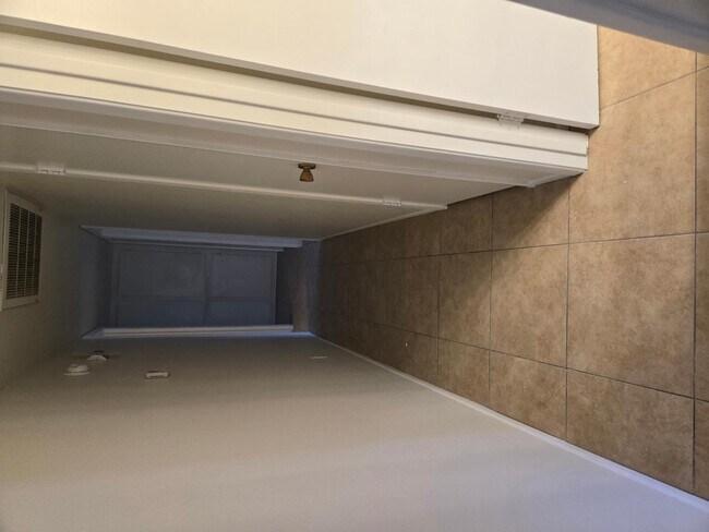 Building Photo - 1719 N Circle Dr