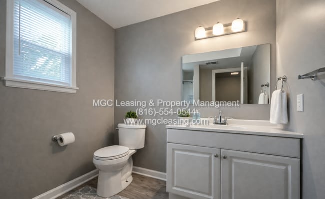 Building Photo - Raytown Duplex Available for Immediate Move-In