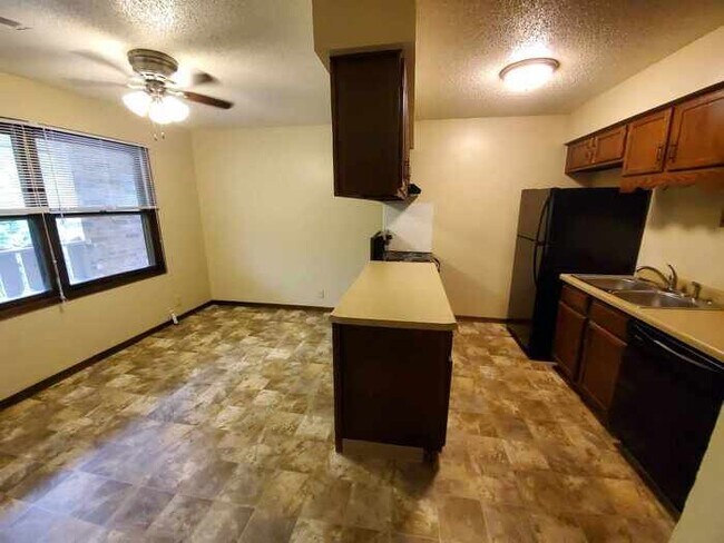 Building Photo - Two Bedroom Apartment with Fireplace!