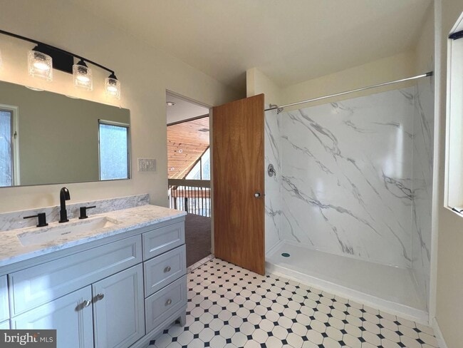 Building Photo - Beautiful 3bd 3bth contemporary A-framed home in the prestigious Eagle's Nest community.