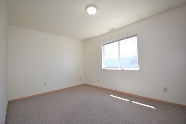 Building Photo - 3Bed 1.5Ba Townhouse with GARAGE! Great Location!