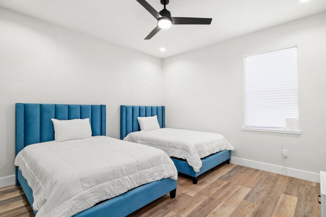 Building Photo - 1906 W Cherry St