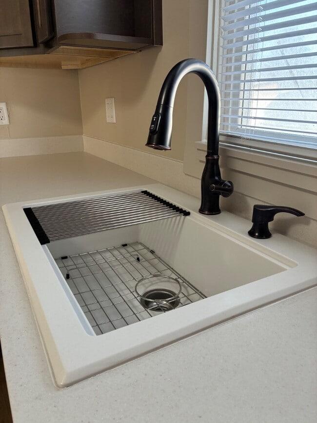 Building Photo - 910 Conant Ave