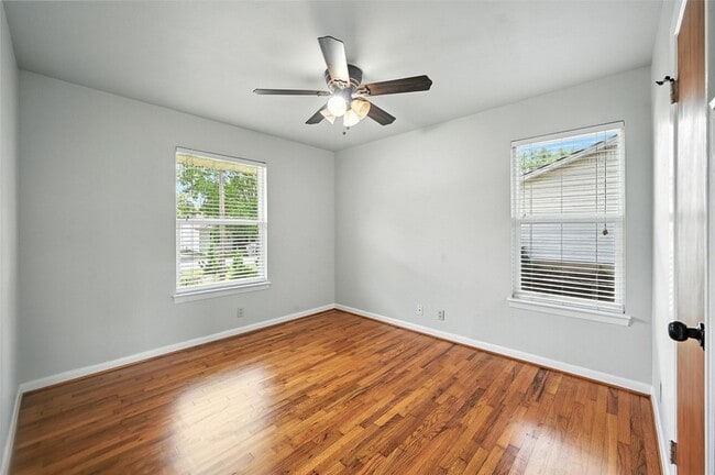 Building Photo - 302 Young Dr