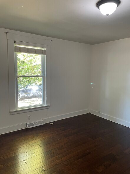 Building Photo - 622 N Forest Ave