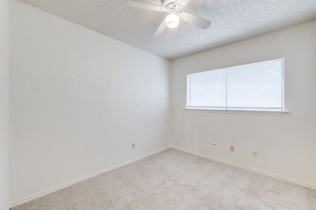 Building Photo - 610 Starlinda Ct