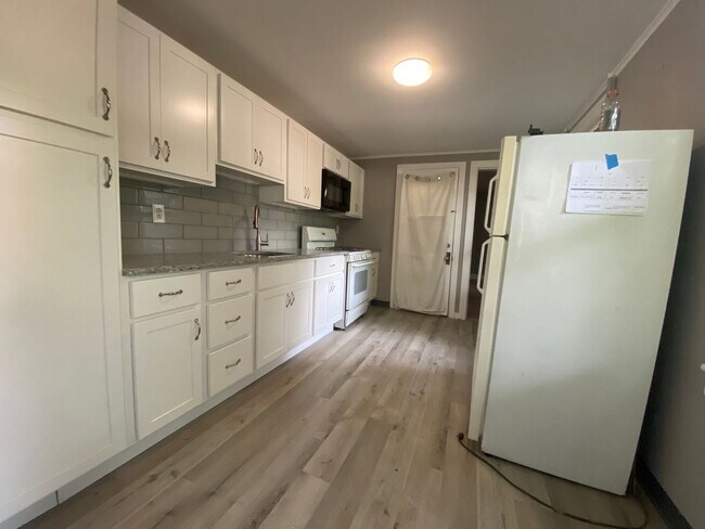 Building Photo - Remodeled one bedroom apartment