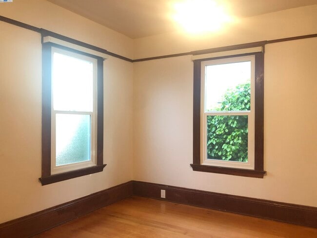 Building Photo - 466 Ruthven Ave