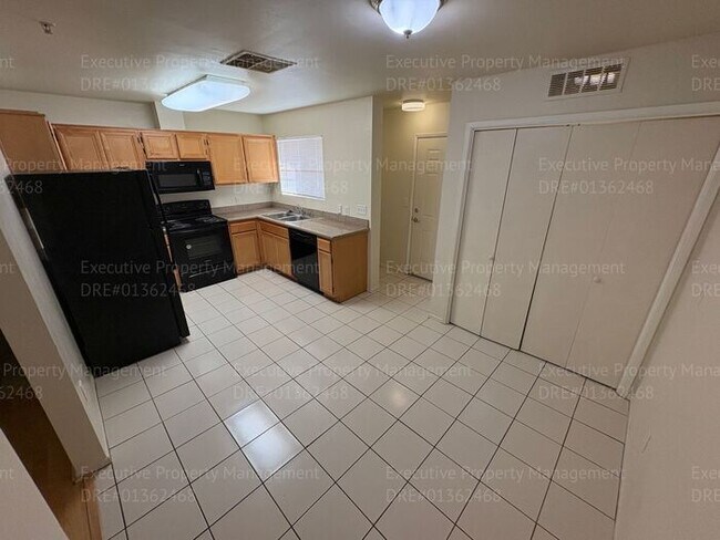 Building Photo - 2 bedroom 1.5 bathroom townhome located in a gated community near Hosking Ave/ S. Union Ave