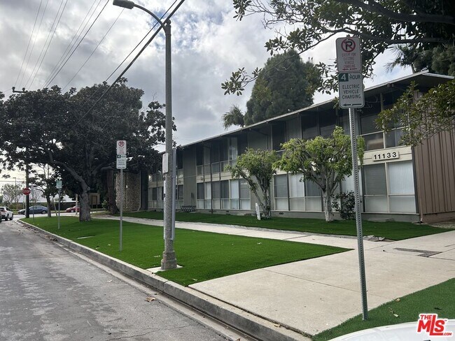 Building Photo - 11131 Rose Ave