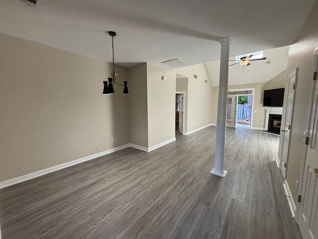 Building Photo - 3 Bed 2.5 Bath Town Home in Carleton Place ~ Students Welcome with Co-Signers!