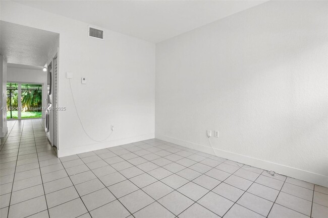 Building Photo - 980 SW 6th Ave